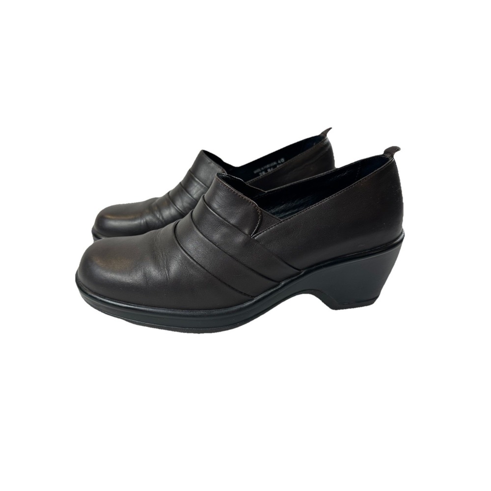 Dansko Women's Sz 40 / 9.5 Brown Pleated Front Leather Slip On Wedge Clog